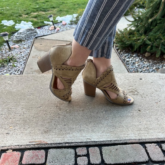 Adorable Tan Maurices Heels 7.5 - Great to Wear to the Office or a Day Out! - Picture 3 of 5